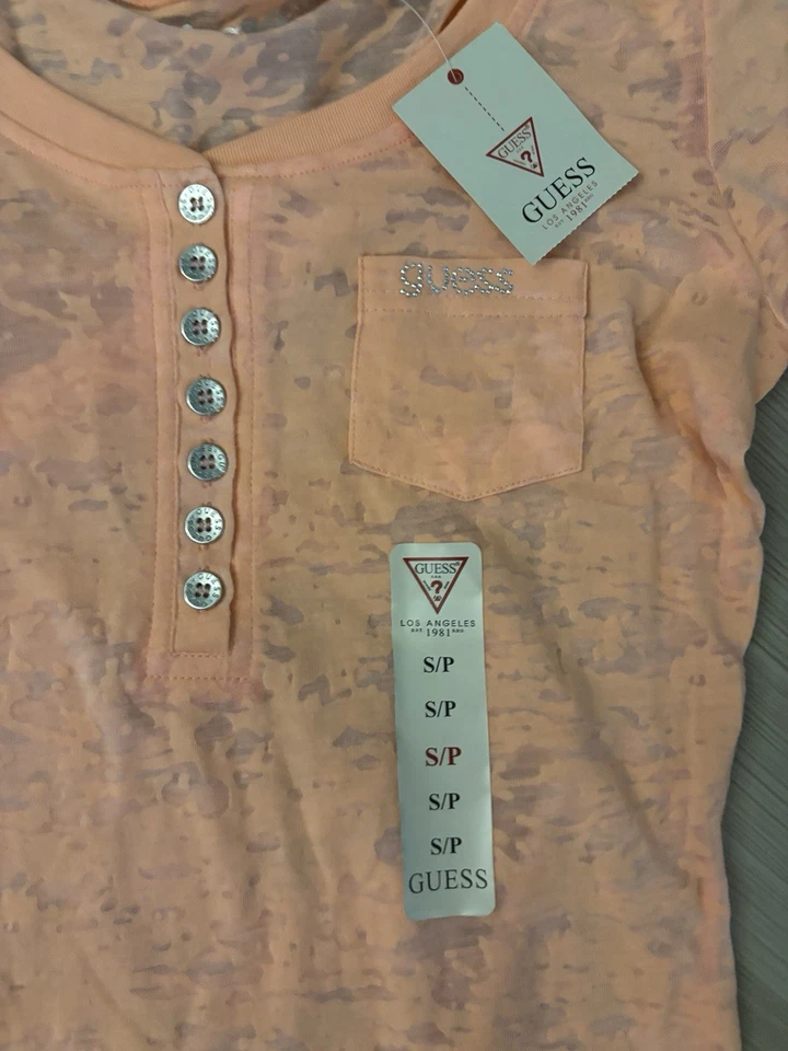 Camiseta de manga corta GUESS Coral SS Henley Y2K para mujer talla pequeña Foto 2 de 3
