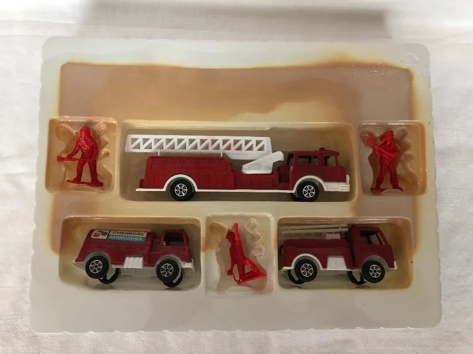 VTG Tootsietoy Tough's Die Cast Metal Fire Fighter Action Set # 1749 1990 - Image 4 of 4