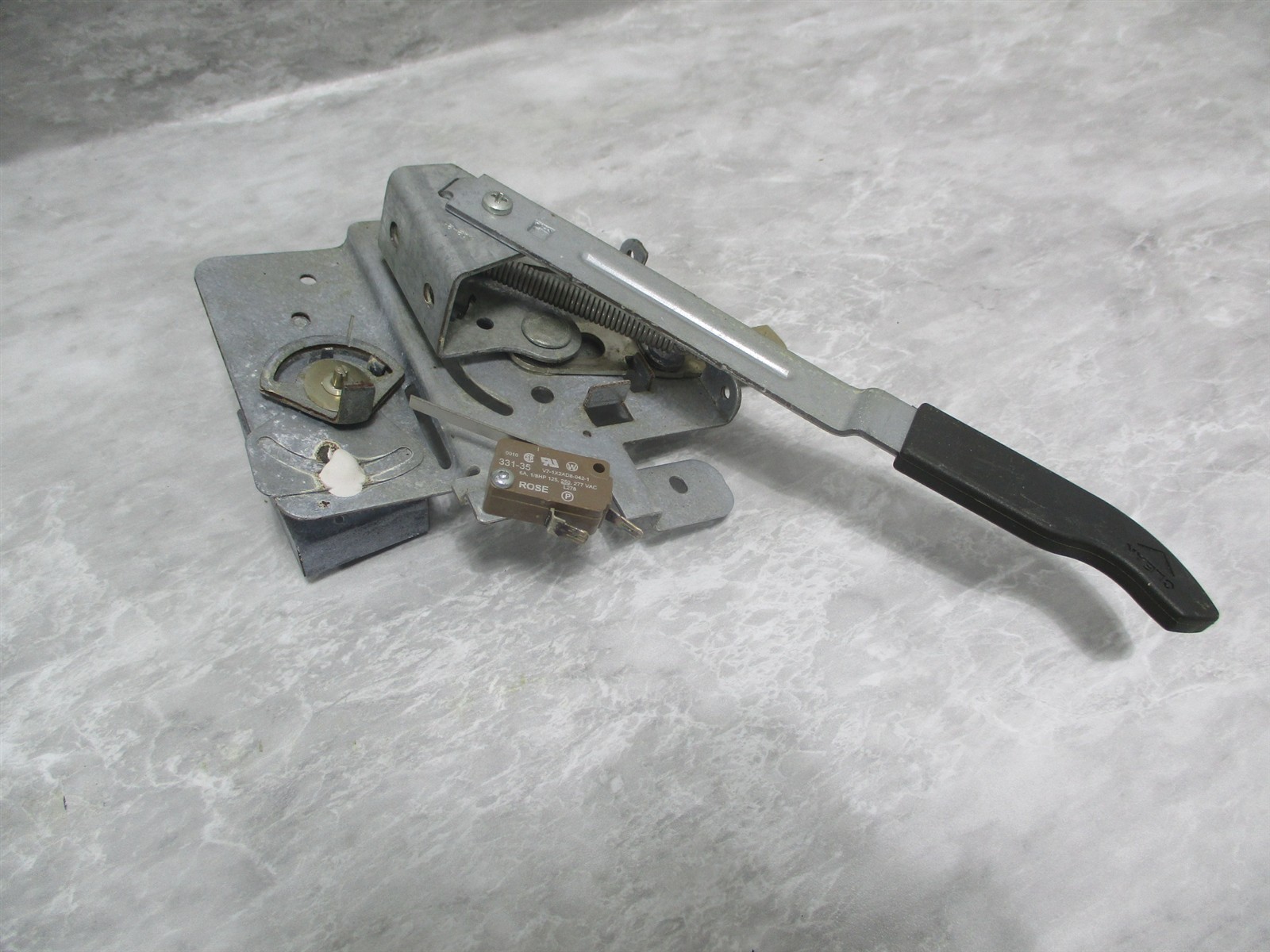 Ge Range Door Lock/Latch Part # Wb15X10068