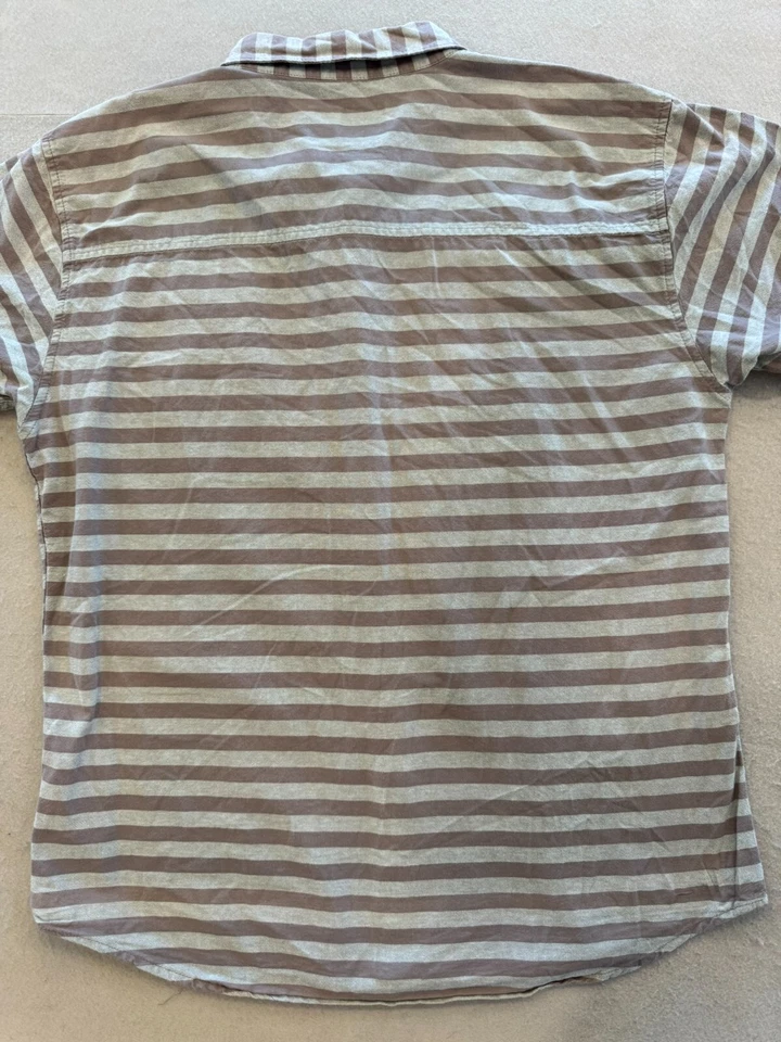 Camisa con botones Zoo York para hombre extra grande urbana a rayas bolsillo logotipo cuello Foto 3 de 4