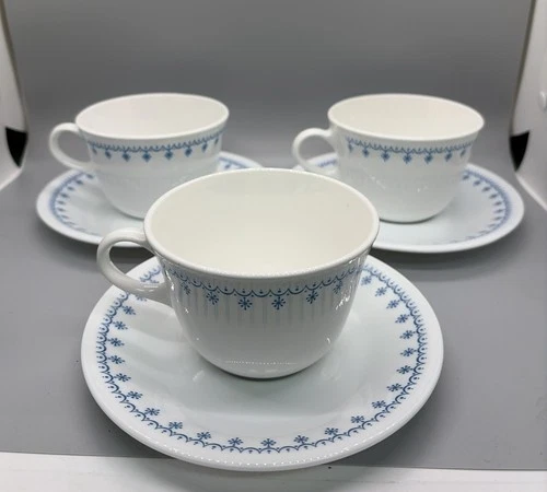 Vintage CORELLE CORNING  Snowflake Garland Pyrex Blue Tea Coffee 7 Cup & Saucers