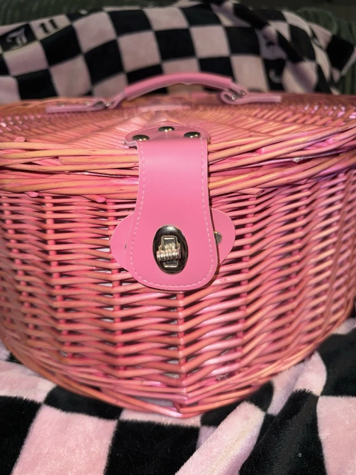 Cesta de picnic rosa Dolls Kill Cuter Than Cupido Foto 3 de 4