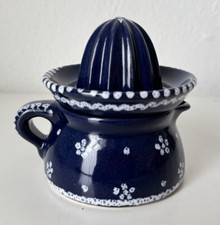 Gmundner Keramik Dirndl blau Zitruspresse 11,5 cm GK1663 (2512DE25)  05/26