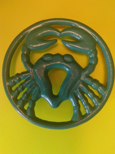TRIVET GREEN ENAMEL CRAB FOOTED. - Picture 2 of 3