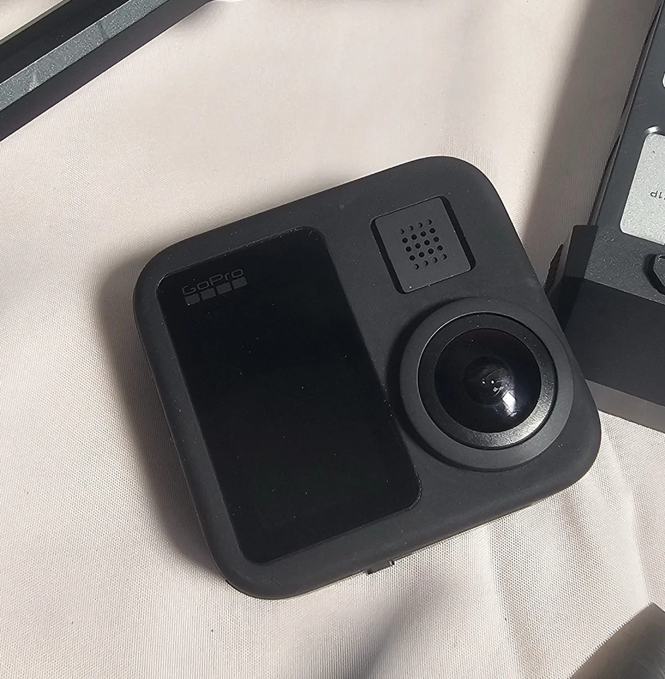 Holy Stone HS720E Drone w/ 2 Batteries + GoPro Max 360 Camera Bundle - Image 4 of 4