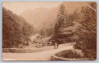 RPPC Aberglaslyn Pass Wales Two Men River Bridge Berge Topographie