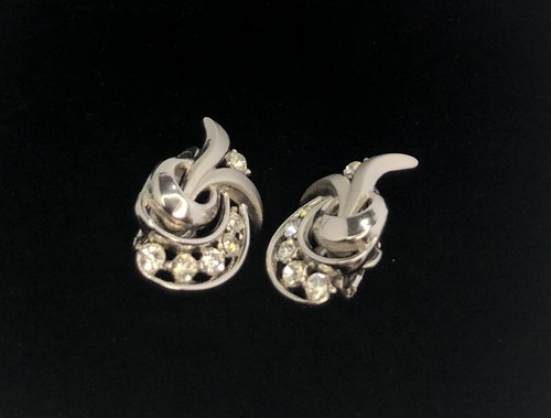 Vintage Crown Trifari Earrings Silver Tone Floral Leaf Rhinestones Clip Ons - Picture 4 of 6