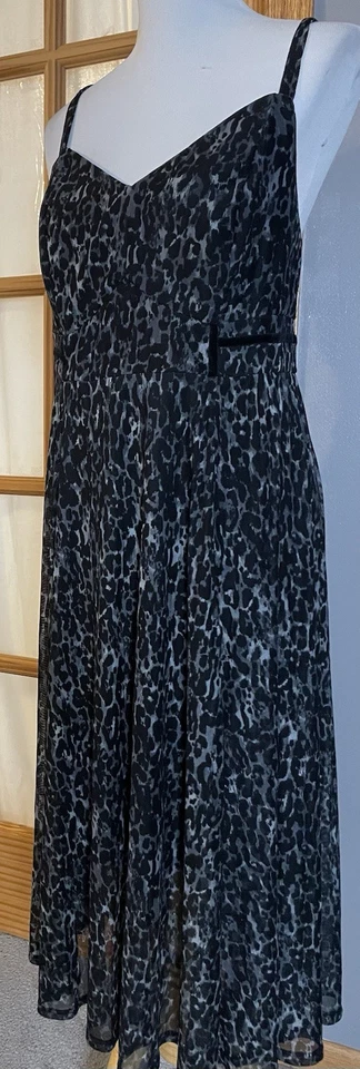 Vestido midi con estampado animal tórrido para mujer 2X negro gris sin mangas safari informal Foto 2 de 4
