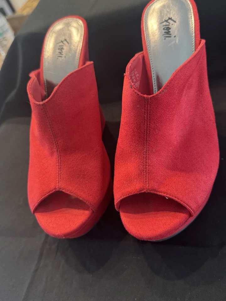 Fioni 坡跟鞋女式 7.5 红色麂皮绒楔形懒人鞋休闲高跟鞋 — 第 3/4 张图片