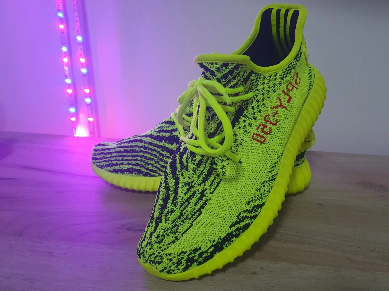 yeezy boost 350 v2 verde taglia UK 8 5 US 9 5 EUR43