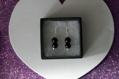 Schöne Ohrringe mit rundem Onyx Edelstein 3,2 gr. 2,5 cm.lang + Haken im Karton