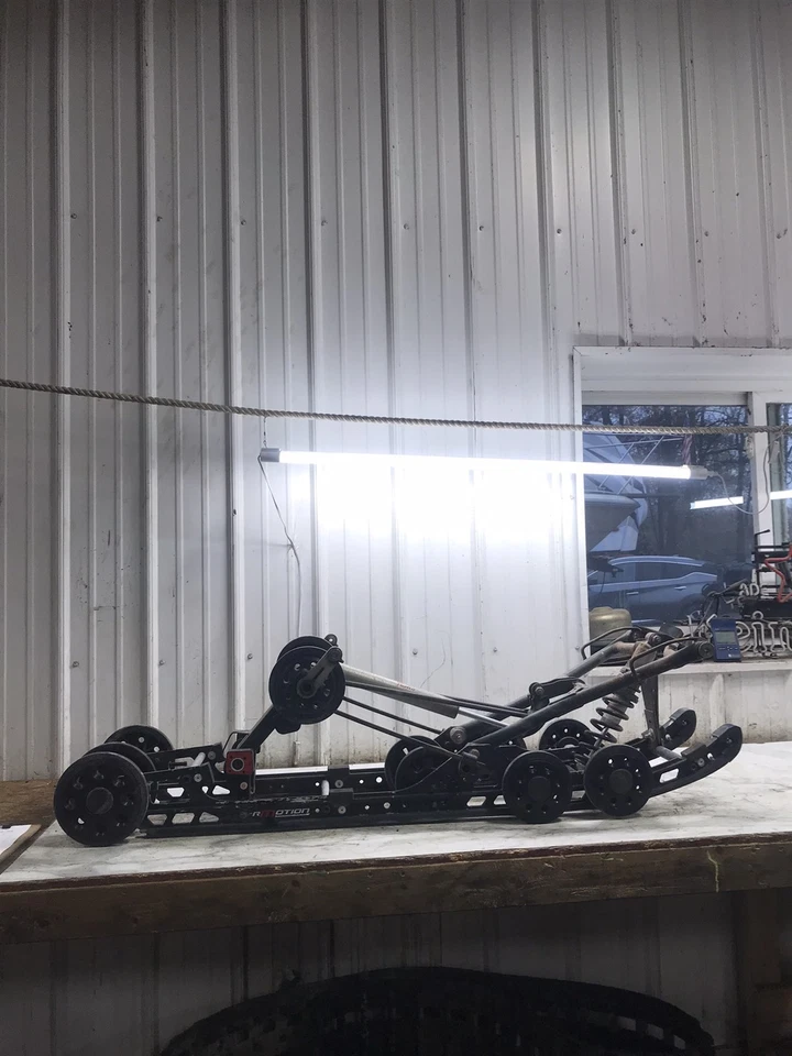 19 Ski-Doo Renegade Adrenaline 900 Ace Turbo 137" carro de deslizamiento suspensión trasera  Foto 2 de 4