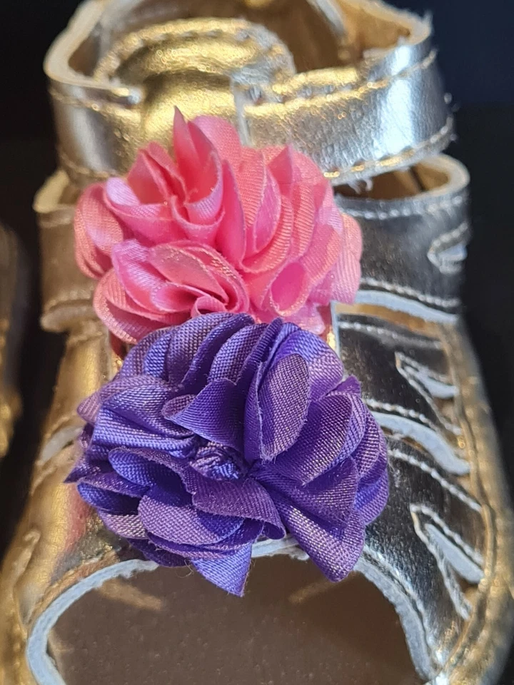  可爱女宝宝蹒跚学步女孩金色花朵凉鞋露趾尺寸 3-6 M — 第 2/4 张图片