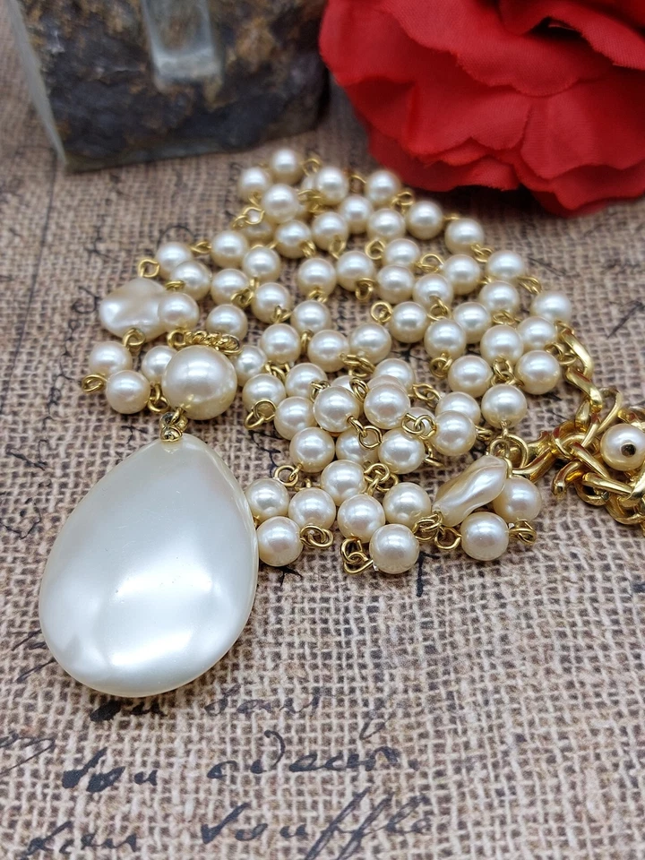 Collar Firmado Liz Claiborne Tono Oro Blanco Imitación Perlas Y Colgante Ovalado 34" Foto 2 de 4