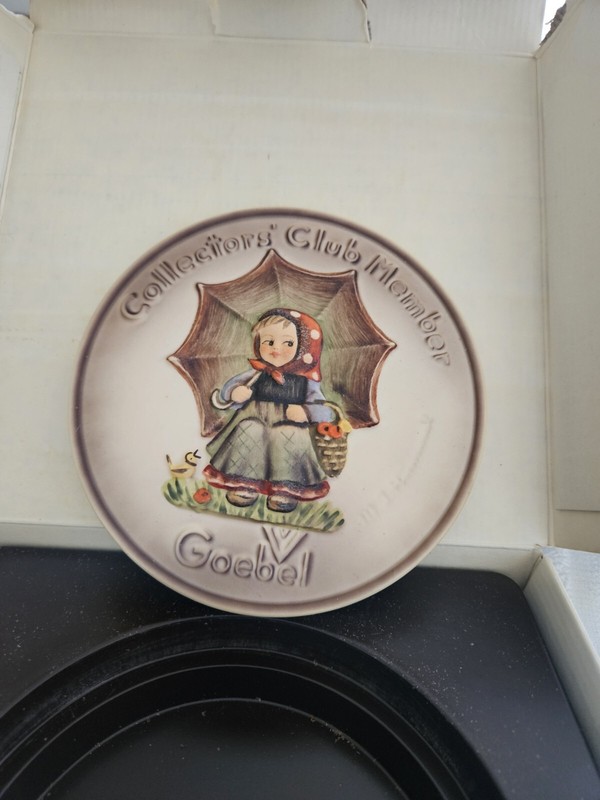 Goebel 1978 690 Collectors Club Member Plate No 2 Umbrella Girl Porcelain Hum690