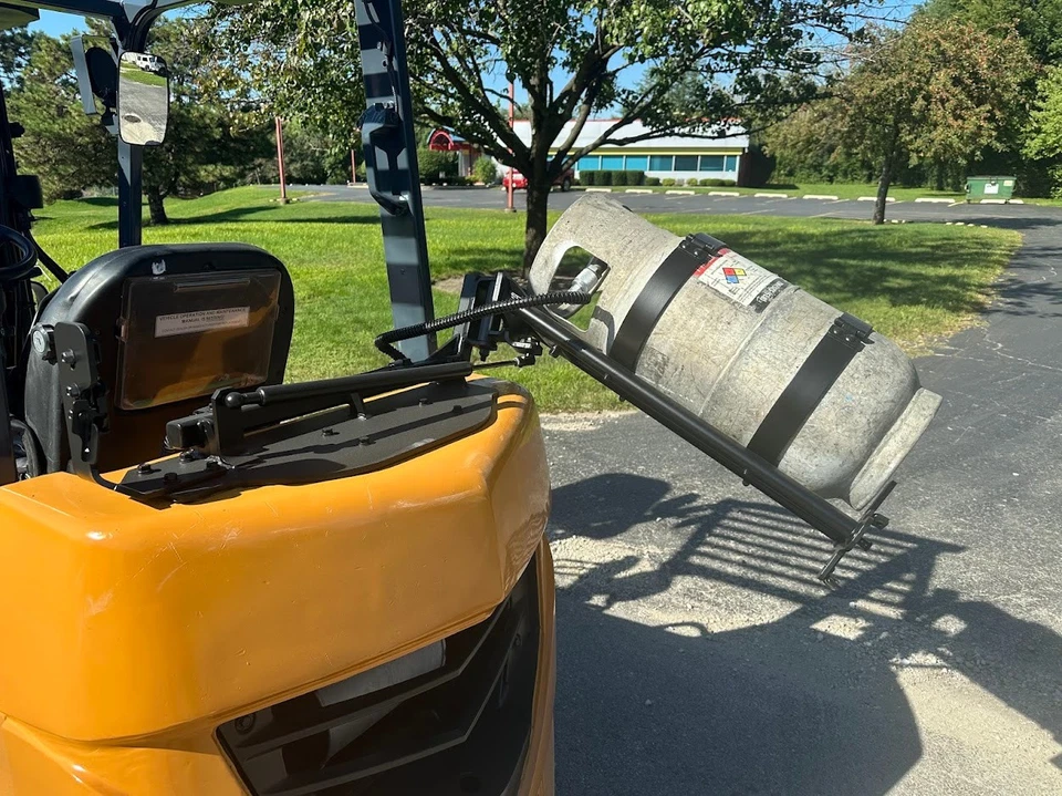 2017 MITSUBISHI CATERPILLAR FGC25N 5000LB CAPACITY TRACTION TIRE FORKLIFT - Image 4 of 4