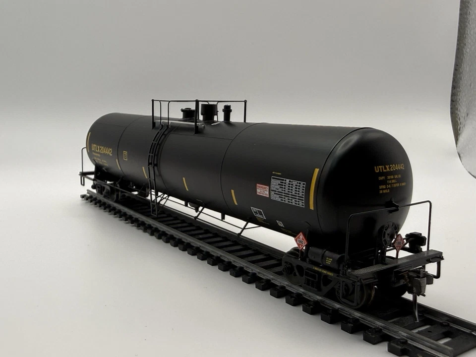 HO InterMountain UTLX 33,000 Gal Tank Car 204442 – Kadee Couplers Metal Wheels - Image 2 of 4