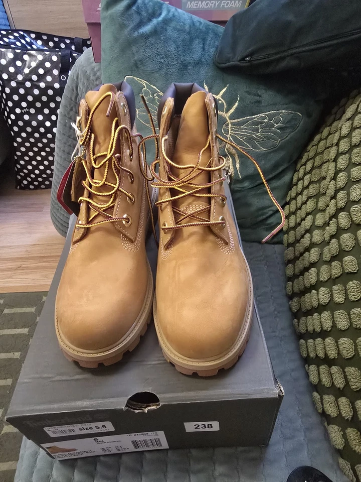 Timberland Premium 6in Waterproof Boot Wheat Nubuck Boys UK 5.5 TB012909 - Image 2 of 4