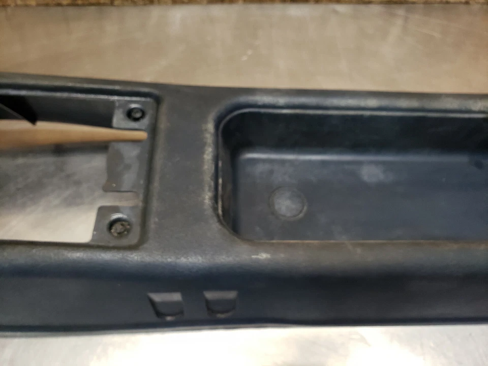 Camioneta Toyota Hilux 79-82 consola central bisel azul moldura SR5 5 VELOCIDADES CANASTILLA Foto 3 de 4