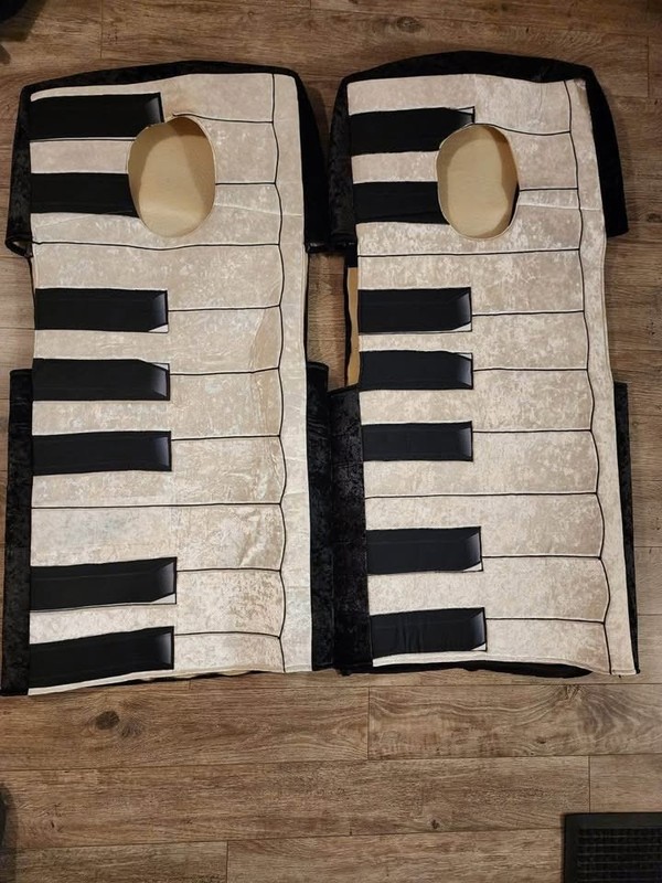 Nickelodeon: Erin & Aaron TV Worn keyboard costumes & gloves (6 items)