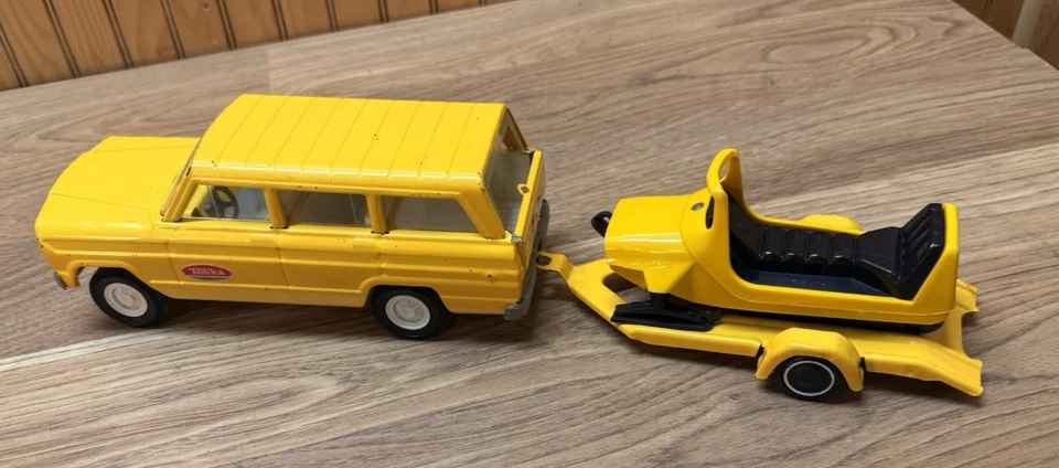 老式 TONKA Jeep Wagoneer 带拖车及雪地摩托车压钢 — 第 3/4 张图片
