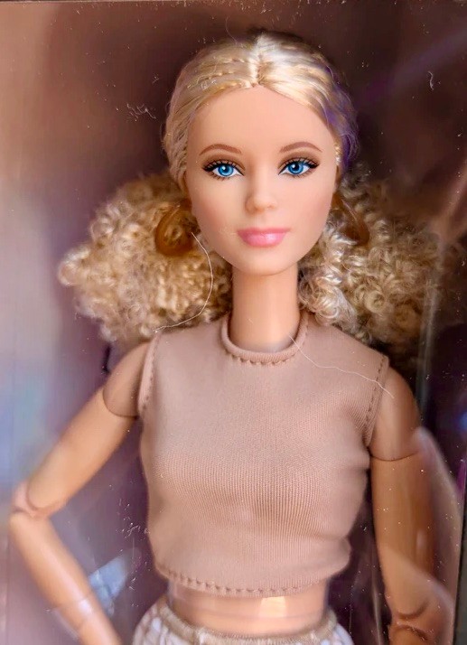 Barbie Signature Basics n°07 Blonde Bouclée - Parfaite pour la Déco et la Photo de Mode
