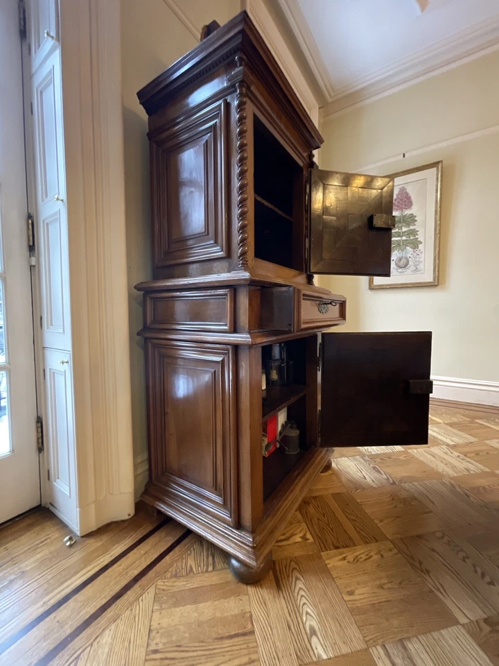 Louis XIII Walnut Meuble a Deux Corps principios del siglo XVIII Foto 3 de 4