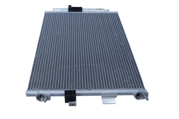 Condenseur de clim pour réparer le chauffage et l'air frais sur Ford Transit 2013