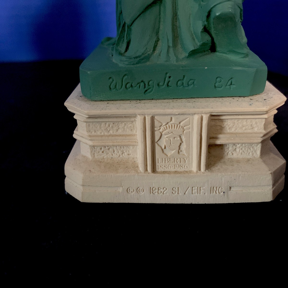   STATUE OF LIBERTY　中古品物 Amazon.com: ZIZO Statue of Liberty Replica New York City Landmark