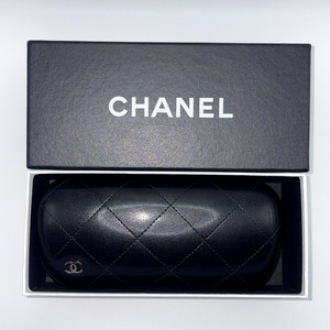 Chanel Pearl Sunglasses Case for sale | eBay display picture 3