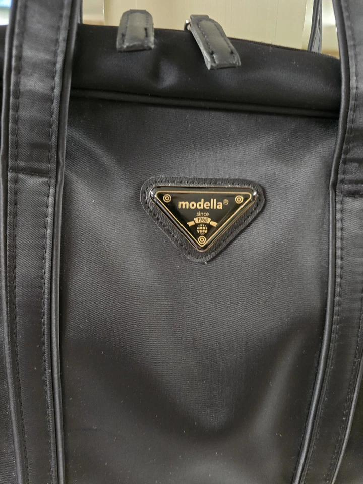 Bolso de viaje Modella Paris negro de nailon bolso de hombro para pasar la noche con kit de artículos de tocador Foto 3 de 4