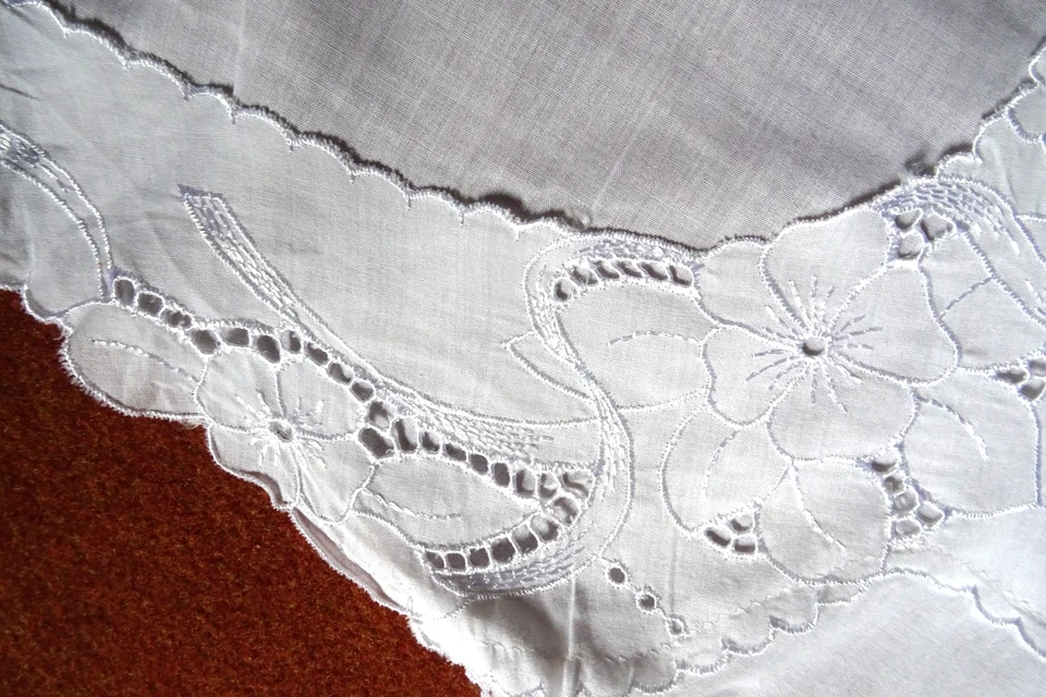 Vintage Nachthemd Gr.40/42 edle Stickereien Knopfleiste Festonrand weißer Batist - Bild 4 von 4