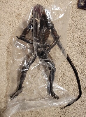 MEDICOM SPECIAL ALIEN vs PREDATOR PRE-ASSEMBLED & PRE-PAINTED