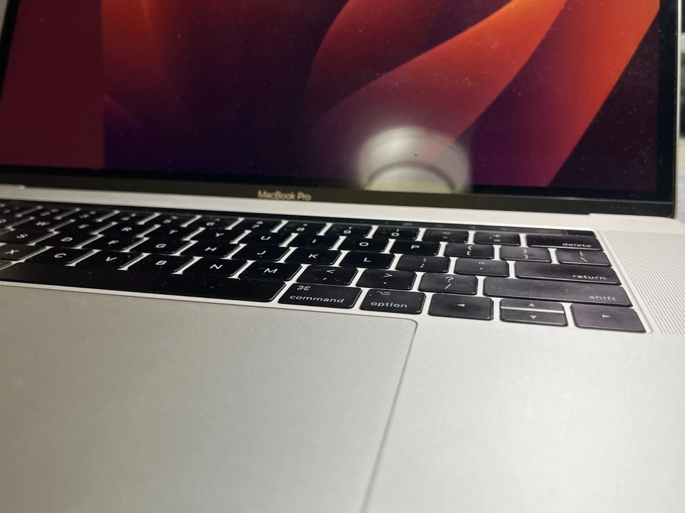 Apple MacBook Pro 15" i7-7820HQ 2,8GHz Radeon Pro 16GB 256GB SSD QWERTY TOP - Bild 3 von 4