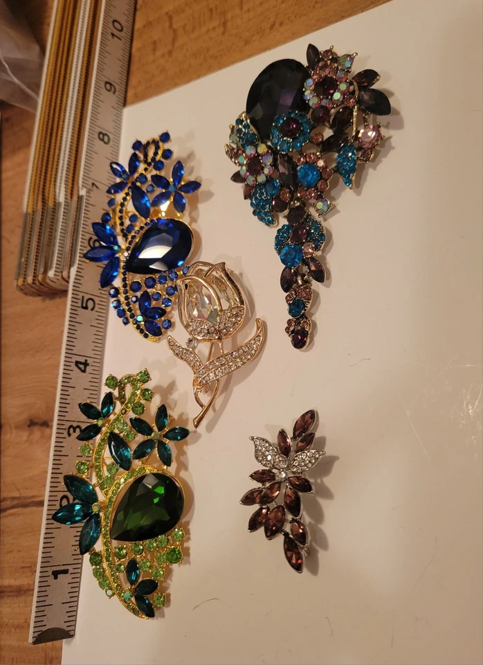 Lote de 5 piezas Impresionante Broche Flor Floral Esmalte Estrás No Faltan Piedras CA P28 Foto 2 de 4