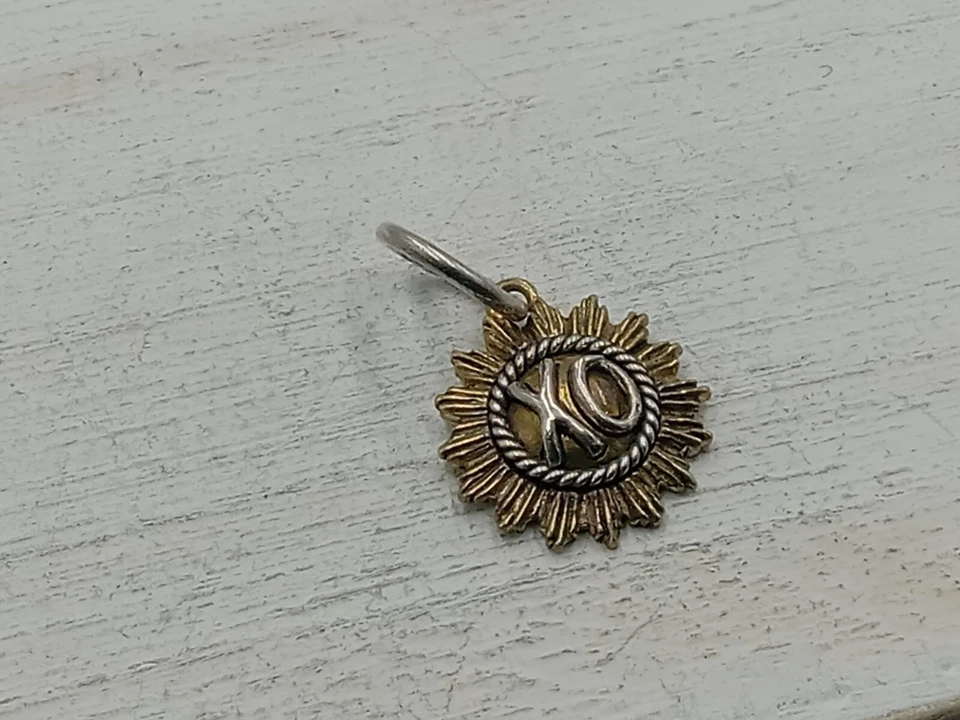 Восковой поэтический кулон XO (объятия и поцелуи) серебро и латунь золотистый