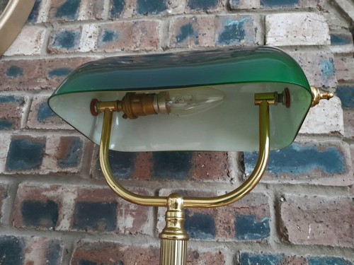 VINTAGE BRASS BANKER'S DESK / TABLE LAMP WITH GREEN GLASS SHADE SWITCH IN BASE - Picture 10 of 12