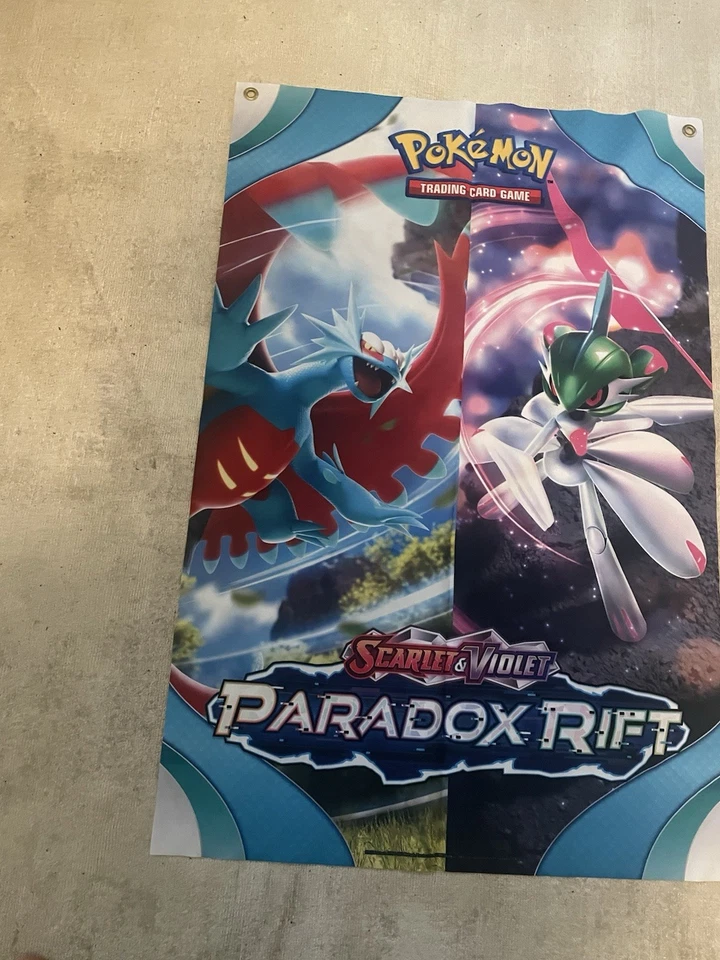 Banner de tela promocional Pokemon Paradox Rift 24"x36" Iron Valiant Roaring Moon Foto 2 de 4