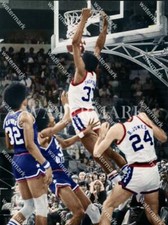 Foto coloreada BS639 David Thompson Hangs & Dr J Julius Erving 8x10 11x14 16x20