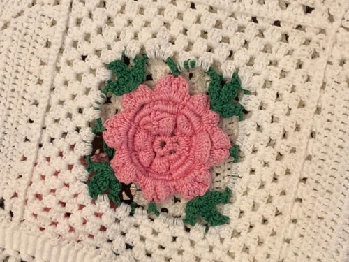 Gehäkelte 3D rosa Rose Blumen Granny Square afghanische Decke 98” x 70” Decke - Bild 6 von 8