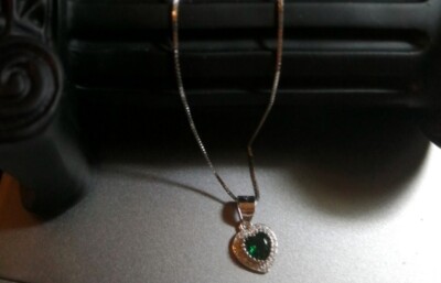 HERZ HALSKETTE AUS 18 KT WEISSGOLD. TIT. 750 MIT SMARAGD UND BRILLANTEN.