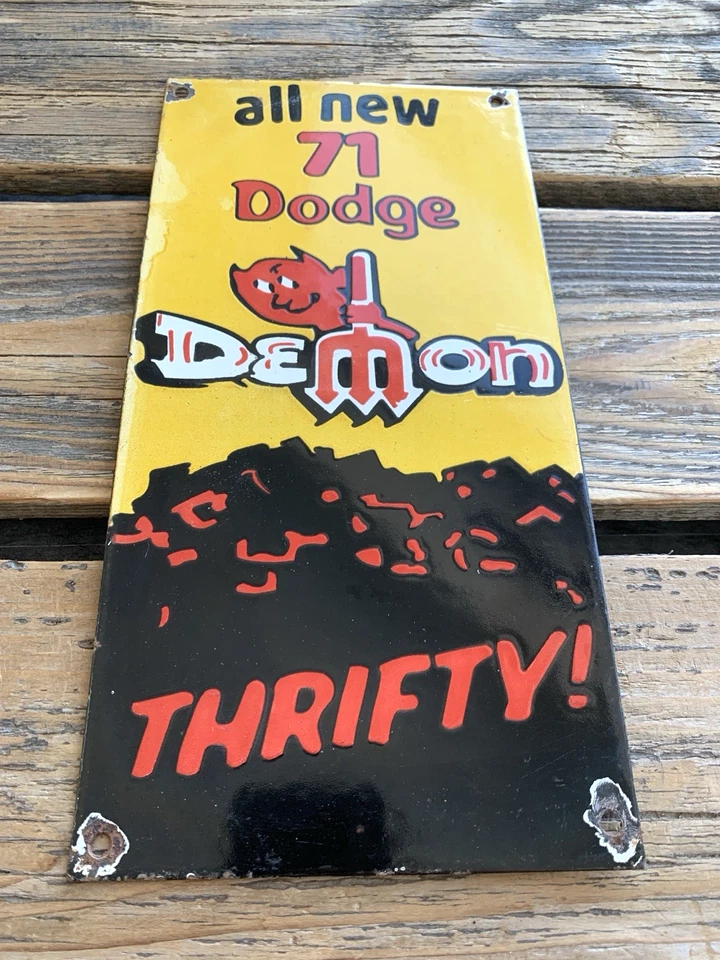 DE COLECCIÓN todo nuevo 71 DODGE DEMON DEVIL DEALER GASOLINERA PORCELANA LETRERO DE ACEITE Foto 2 de 4