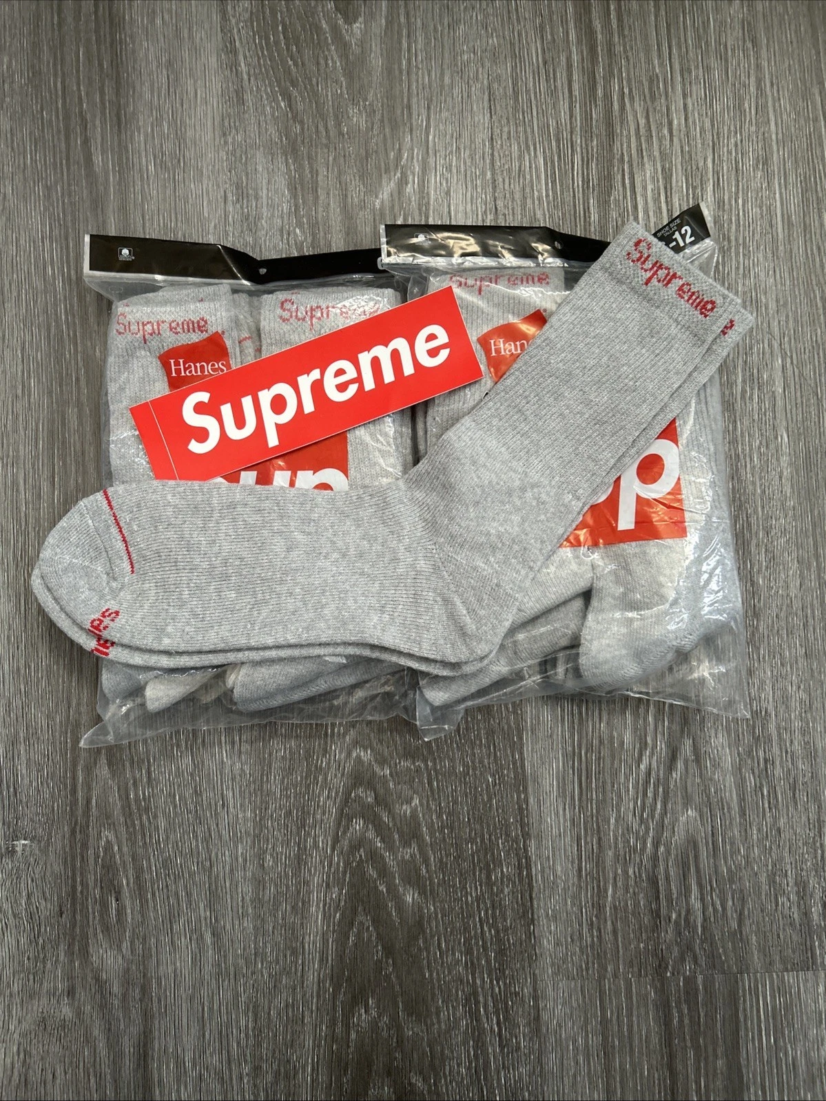 Lot de chaussettes Supreme Hanes (une paire et autocollant Supreme