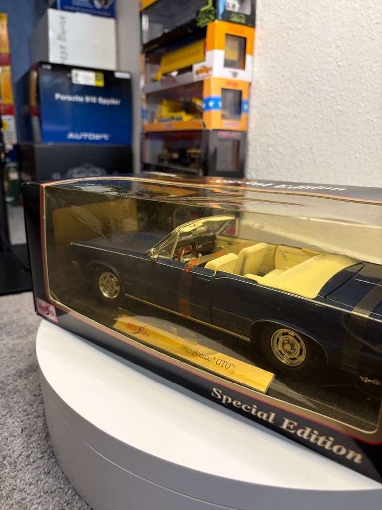 Maisto 1965 Pontiac GTO Convertible Special Edition 1:18 Diecast