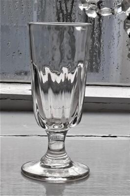 18. Jh. basal geformtes Zwerg Ale Glas mit gerissenem Pontil um 1790
