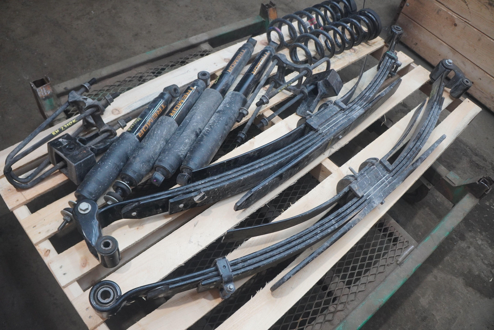 Set Tremor Suspension Kit Strut Shock Leaf Spring Ford F250 Super Duty