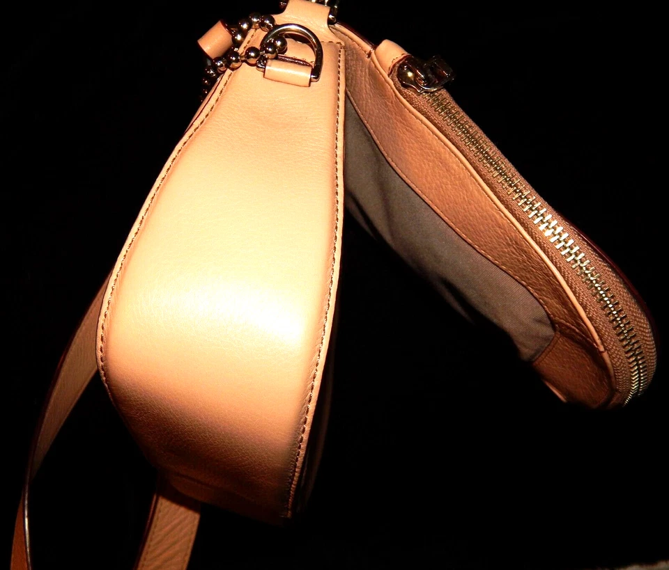 Vintage Designer Purse, MARC JACOBS ROSE SADDLE HANDBAG, I-Phone Adapter,Leather - Image 4 of 4