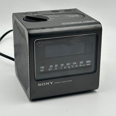 Sony - Digicube - ICF-C11W - Ende 70iger Jahre mit Digitron-Anzeige (VFD).
