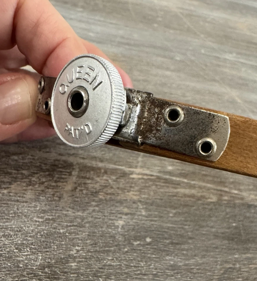 Antique QUEEN Tension Wheel 4" Wood Embroidery Hoop Felt Lined. Needlepoint RARE - Image 4 of 4