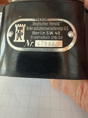 Historische Sparbüchse Deutscher Herold In Berlin
